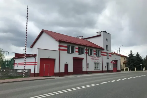 Usuwanie konarów drzew z drogi gminnej w Machorach