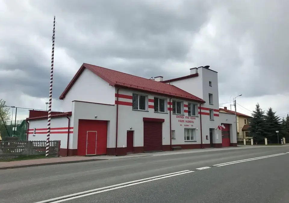 Usuwanie konarów drzew z drogi gminnej w Machorach