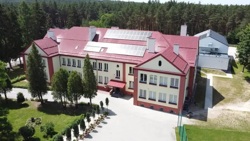 Gmina Stąporków z dofinansowaniem na platformę schodową w PSP nr 1