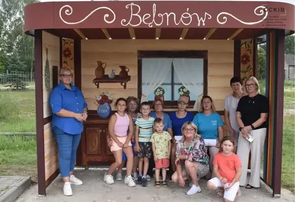 Bębnów pięknieje – zakończono malowanie pierwszego przystanku, ruszają warsztaty street artu