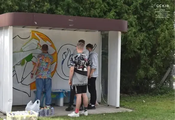 Młodzieżowa Drużyna Pożarnicza z OSP Bębnów kontynuuje prace przy drugim przystanku