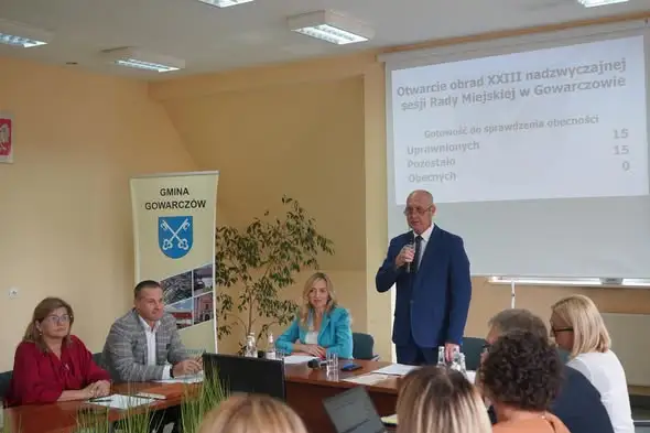 Nadzwyczajna sesja Rady Miejskiej w Gowarczowie – uchwały finansowe i sprawa chodnika