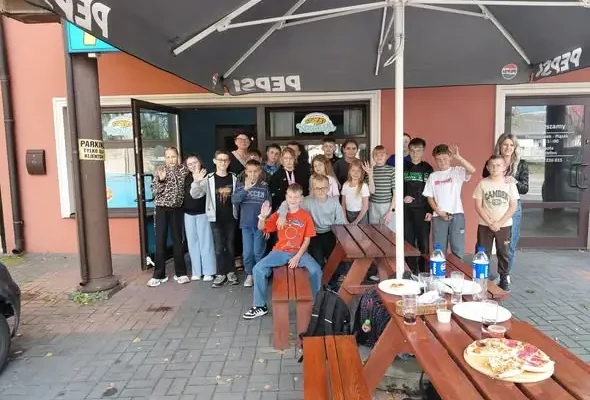 Klasa V nagrodzona za najlepsze wyniki w nauce – integracyjna pizza w nagrodę