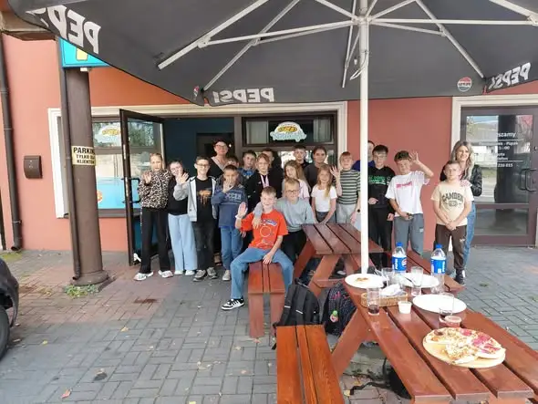 Klasa V nagrodzona za najlepsze wyniki w nauce – integracyjna pizza w nagrodę