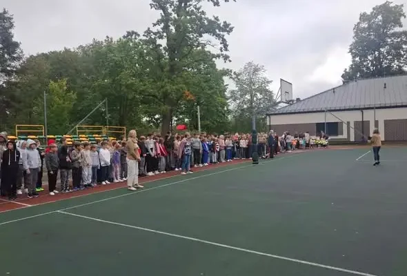 Próbna ewakuacja w szkole w powiecie koneckim – uczniowie i przedszkolaki zdali egzamin