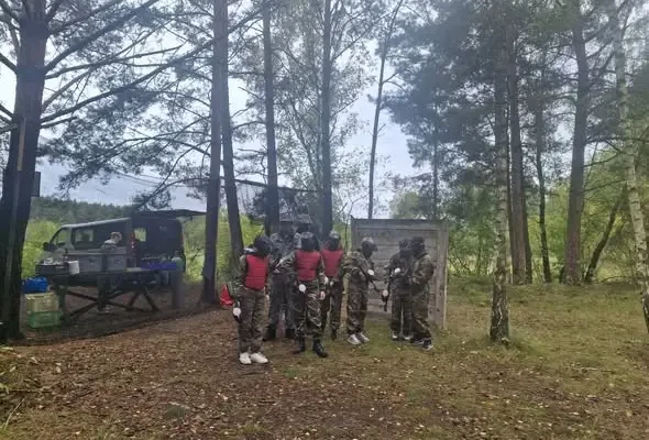 Klasa VII z paintballem – integracja i Dzień Chłopaka