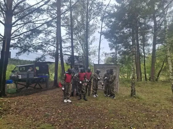 Klasa VII z paintballem – integracja i Dzień Chłopaka