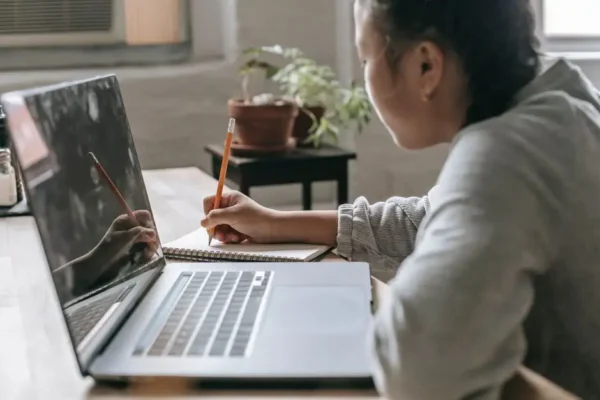 Uczniowie ZSP im. Stanisława Staszica wzięli udział w webinarze o sztucznej inteligencji