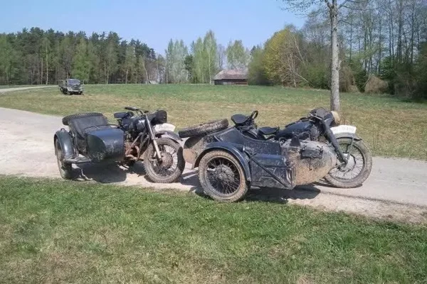 Niekłań: motocykle z koszem na grze terenowej i rekonstrukcji historycznej