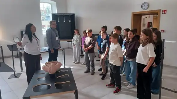 Klasa 4b odkrywa tajniki nauki w minicentrum SOWA