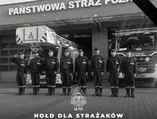 Strażacy oddają hołd tragicznie zmarłym kolegom. Sygnały świetlno-dźwiękowe o 18:00
